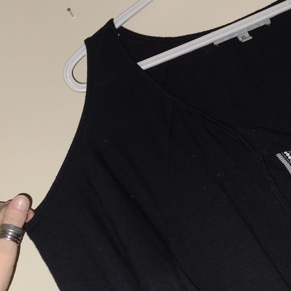 🧡2/$25🧡 Shoulder cutout blouse - Picture 2 of 2